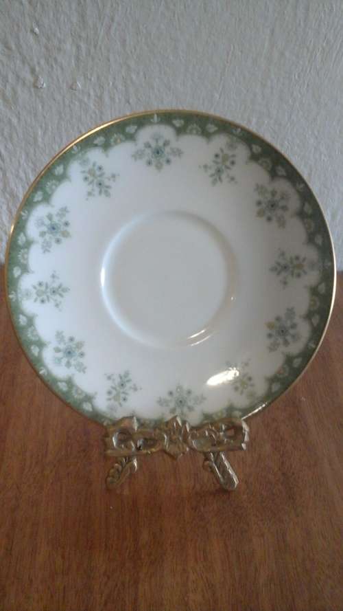 HIGHLY COLLECTIBLE A VINTAGE ROYAL DOULTON ASHMONT SAUCER. MADE IN ENGLAND. STUNNING PIECE!