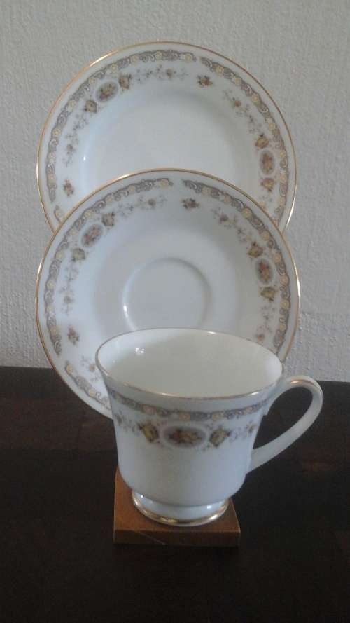 EXQUISITE VINTAGE NORITAKE  JAPAN NO 2252 SELINA TRIO. BEAUTIFUL FLORAL DESIGN ON THIS SET!
