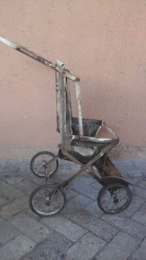 INCREDIBLE VINTAGE DOLLS PRAM. GREAT RESTORATION PROJECT OR DECOR PIECE!