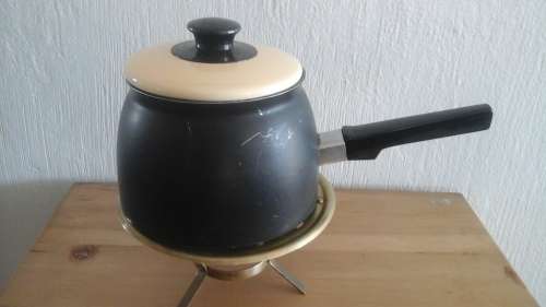 INCREDIBLE VINTAGE FONDUE POT AND STAND. FABULOUS AND USEFUL PIECE!