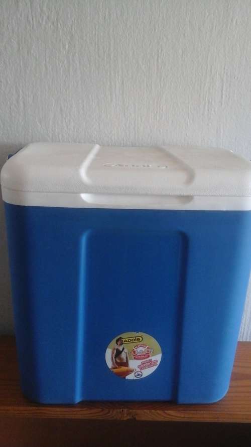 TERRIFIC ADDIS COOLER BOX.  AWESOME AND FUNCTIONAL PIECE!