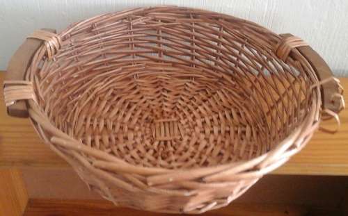 ABSOLUTELY GORGEOUS CANE/ RATTAN STORAGE BASKET. FANTASTIC AND USEFUL PIECE!