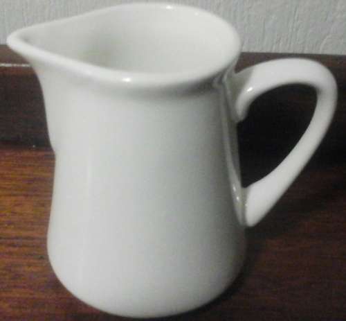 GORGEOUS WHITE BASICS MILK JUG. A PRODUCT OF MAXWELL & WILLIAMS DESIGNER HOME WARE. STUNNING!