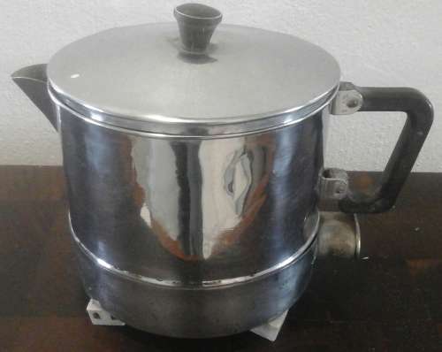 AN AMAZING VINTAGE PLUG IN KETTLE HAS THE ORIGINAL PLUG. WOULD BE FANTASTIC IF IT WORKS