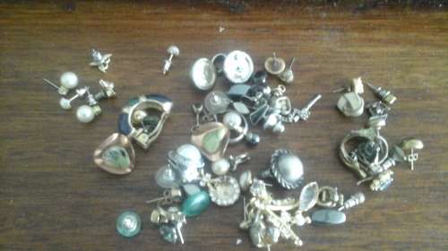 A FANTASTIC COLLECTION OF VINTAGE EARRINGS FOR PIERCED EARS. MOST ARE COMPLETE SETS NOT ALL