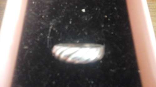 A POSSIBLY 925 NICELY DESIGNED LADIES RING. NICE DELICATE PIECE