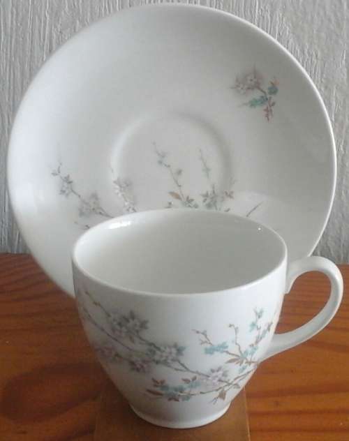 SIMPLY BEAUTIFUL VINTAGE SNOW WHITE JOHNSON BROS DUO. MADE IN ENGLAND. BEAUTIFUL SET! (LARGE)