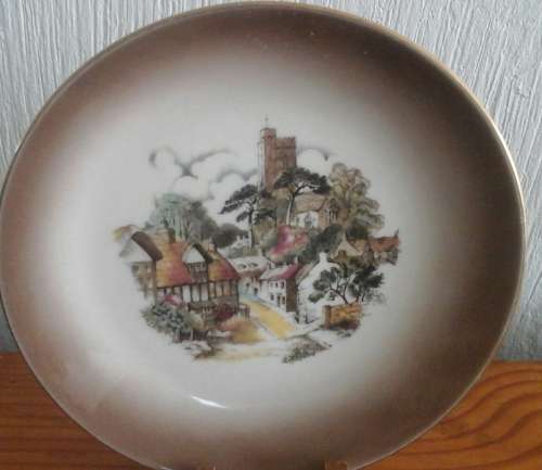SPECTACULAR VINTAGE DECORATIVE PLATE OF A TOWN. MADE IN SOUTH AFRICA. MAGNIFICENT PIECE!