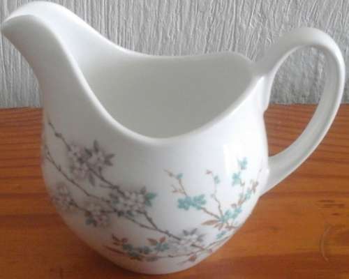 SIMPLY BEAUTIFUL VINTAGE SNOW WHITE JOHNSON BROS MILK JUG. MADE IN ENGLAND. BEAUTIFUL PIECE!