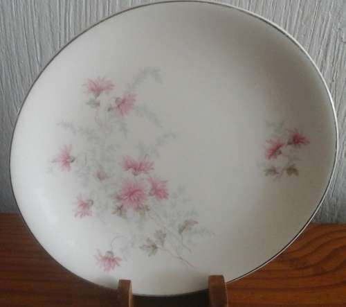 SIMPLY BEAUTIFUL VINTAGE JOHNSON BROS SIDE PLATE. MADE IN ENGLAND. BEAUTIFUL SET!