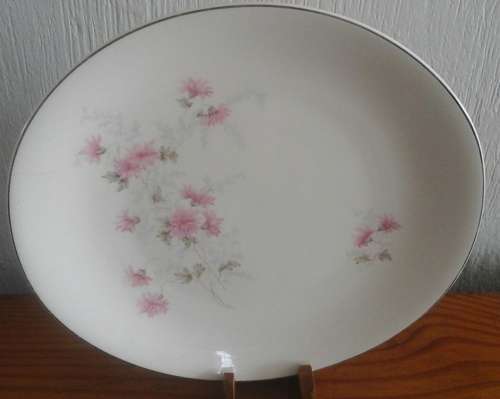 SIMPLY BEAUTIFUL VINTAGE JOHNSON BROS DINNER PLATE. MADE IN ENGLAND. BEAUTIFUL PIECE!
