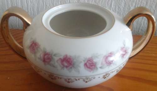 SIMPLY STUNNING VINTAGE ROSE PATTERNED SUGAR BOWL. BEAUTIFUL PIECE!