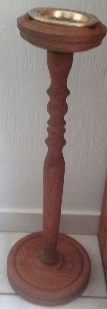 SIMPLY TERRIFIC & DIFFERENT VINTAGE WOODEN ASHTRAY HOLDER. FANTASTIC PIECE!