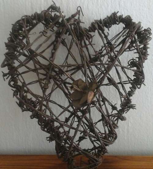 INCREDIBLE WALL HANGING WIRE ART. HEART SHAPED. GORGEOUS DECORATIVE PIECE!