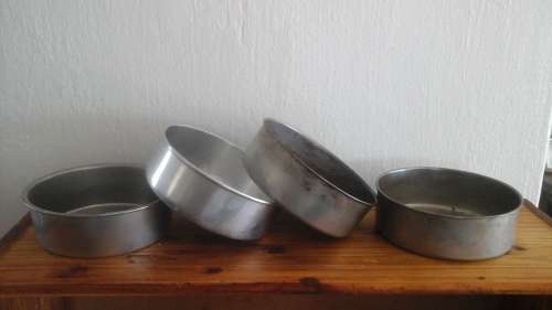 FANTASTIC SET OF FOUR CAKE TINS. TERRIFIC AND HANDY SET!