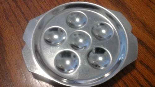 PERFECT SNAIL DISHES FOR YOUR NEXT DINNER PARTY. 6 IN TOTAL ALL WHITE IN COLOUR