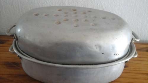 SIMPLY TERRIFIC VINTAGE ALUMINIUM CASSEROLE/ OVEN DISH. AWESOME AND HANDY PIECE!