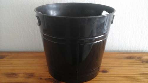 ABSOLUTELY FABULOUS 'EASY' ICE BUCKET. FANTASTIC AND HANDY PIECE!
