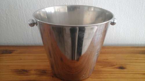 ABSOLUTELY FABULOUS STAINLESS STEEL ICE BUCKET. FANTASTIC PIECE!