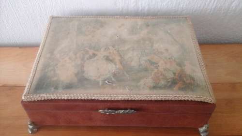 BEAUTIFUL VINTAGE WOODEN JEWELLERY BOX. PICTURE ON TOP. ABSOLUTELY GORGEOUS PIECE!