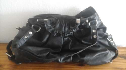 A MAGNIFICENT LARGE BLACK LADIES HANDBAG. HAS LOTS OF COMPARTMENTS. AS GOOD AS NEW
