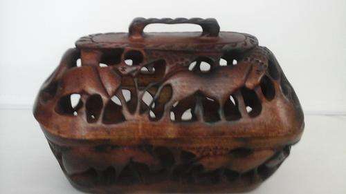 CREATIVE DIFFERENT EXPERTLY CRAFTED CARVED WOODEN BOWL, UNUSUAL AS IT HAS A LID