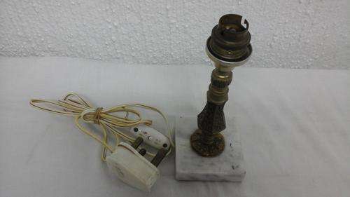 BEAUTIFULLY ELEAGANT VINTAGE BRASS AND MARBLE LAMP. FULLY FUNCTIONAL ITEM. EVEN HAS A SWITCH