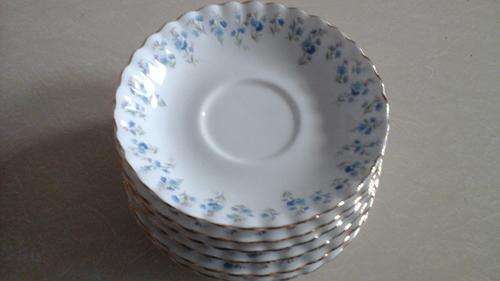 6 STUNNING MEMORY LANE SAUCERS, PLAIN WHITE DECORATED WITH SPRIGS OF FORGET-ME-KNOTS IN BLUE