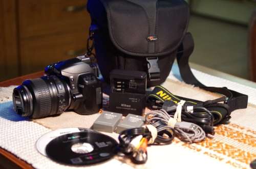 Nikon D3000 with 18-55 dx vr lens camera bag 2 x original nikon batteries + other accesories