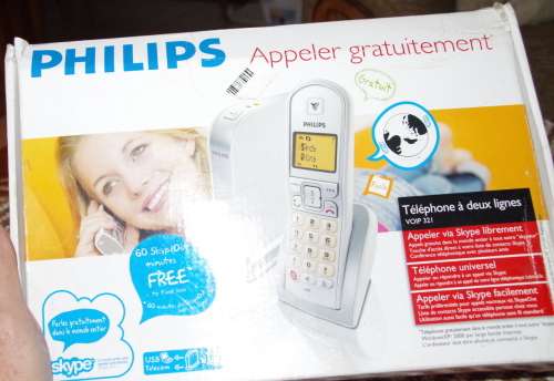 Pillips cordless phone with wifi router, working 100%, has great range, requires rechrgeable AA batt