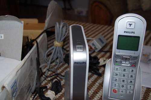 Phillips cordless phone, photos show exact item on sale, in excellent condition.