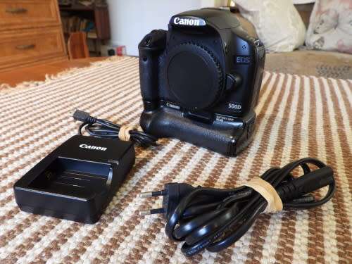 Canon 500D Body only with battery grip, one battery, photos show exact item on sale. works perfectly