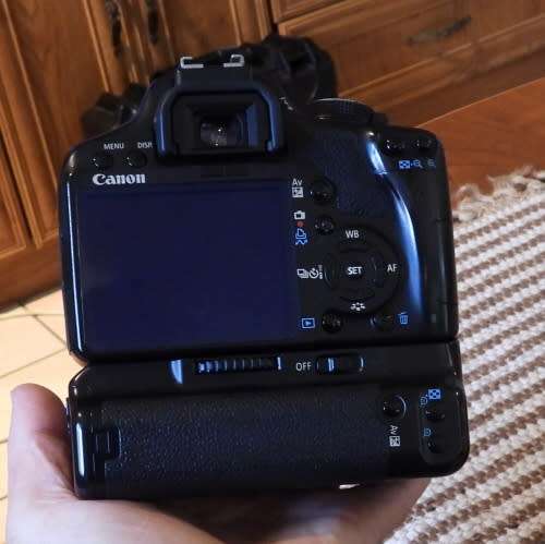 Canon 500D Body only with battery grip, one battery, photos show exact item on sale. works perfectly