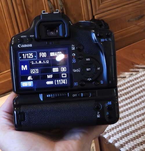 Canon 500D Body only with battery grip, one battery, photos show exact item on sale. works perfectly