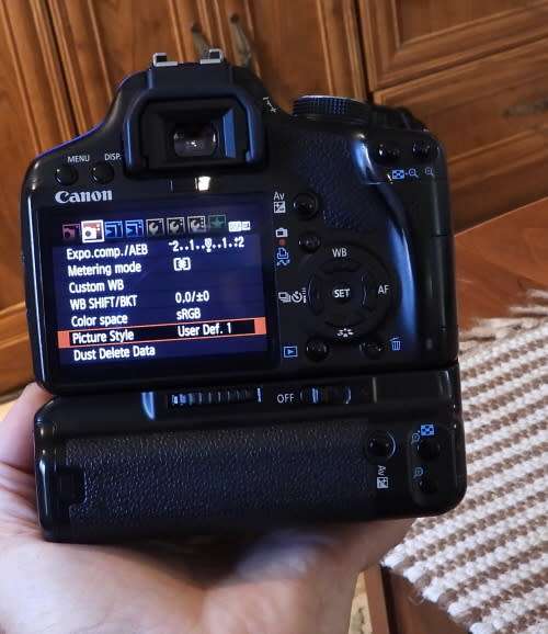 Canon 500D Body only with battery grip, one battery, photos show exact item on sale. works perfectly