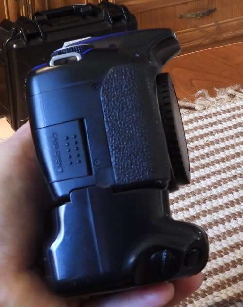 Canon 500D Body only with battery grip, one battery, photos show exact item on sale. works perfectly