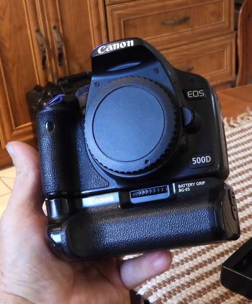 Canon 500D Body only with battery grip, one battery, photos show exact item on sale. works perfectly