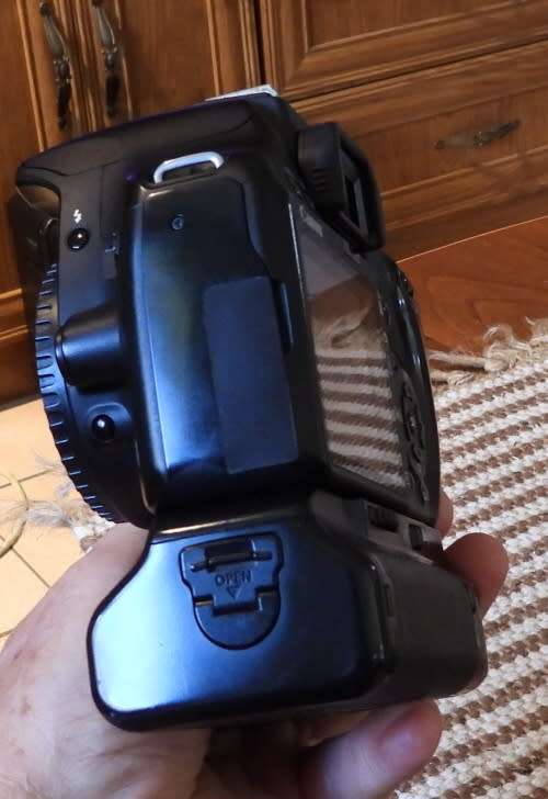 Canon 500D Body only with battery grip, one battery, photos show exact item on sale. works perfectly