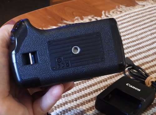 Canon 500D Body only with battery grip, one battery, photos show exact item on sale. works perfectly