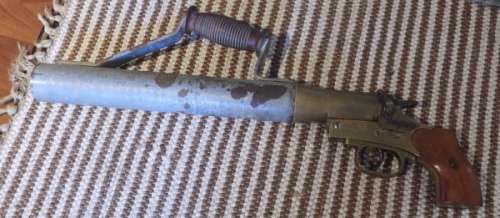 Old line throwing/flair gun, still seems to opperated, untested have no cartridges, has markings,