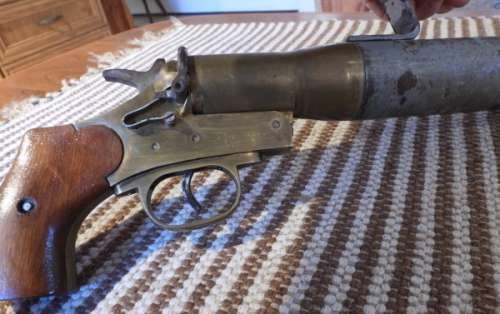 Old line throwing/flair gun, still seems to opperated, untested have no cartridges, has markings,