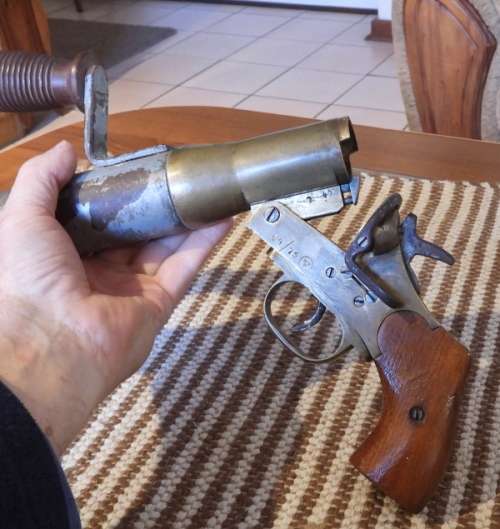 Old line throwing/flair gun, still seems to opperated, untested have no cartridges, has markings,