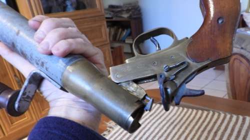 Old line throwing/flair gun, still seems to opperated, untested have no cartridges, has markings,