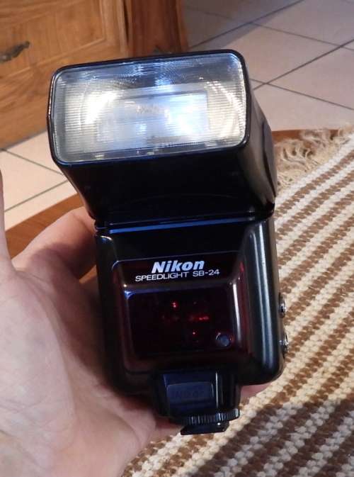 Nikon SB24 speedlite, good working order, has some minor signs of use, photos show exact item
