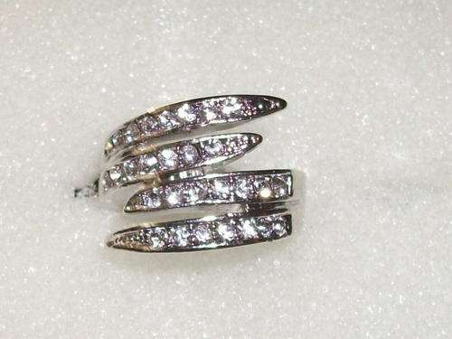 LOOKS LIKE A 4 PIECE SILVER COATED RING WITH BEAUTIFUL SIM DIAMANTE SIZE 20