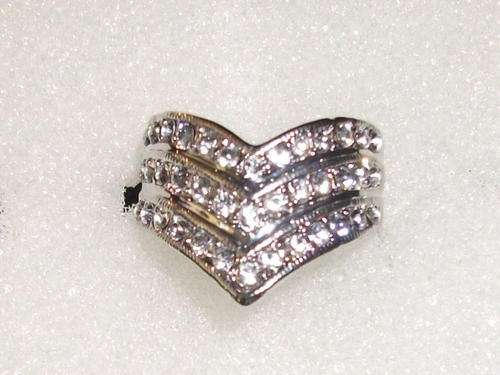 THREE ROWS OF SIM DIAMONDS SET IN A DESIGNER SILVER COATED RING SIZE 19