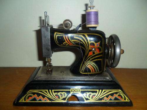 VERY COLLECTABLE ANTIQUE SEWING MACHINE WORKING