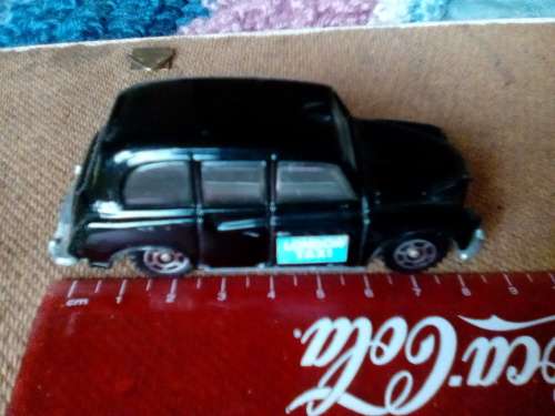 VINTAGE LONDON TAXI MODEL CAR (METAL)