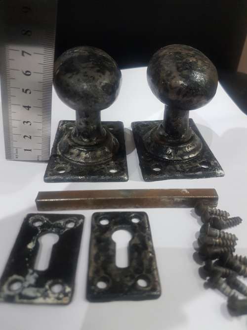 SOLID METAL DOOR HANDLES AND ACCESSORIES