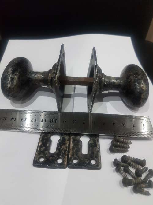 SOLID METAL DOOR HANDLES AND ACCESSORIES
